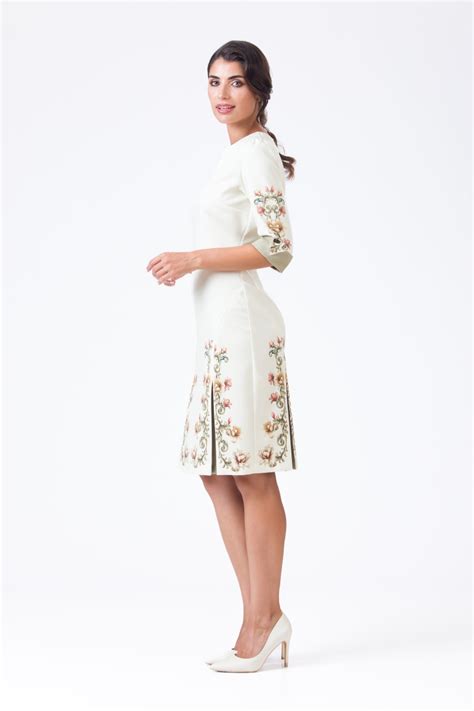 Detalii broderie pe rochie crem pentru gravide