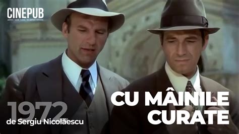 bebeluș mâncând cu mâinile