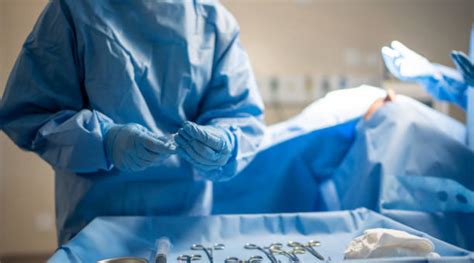 Imagine cu un medic ginecolog efectuând o procedură de montare a steriletului