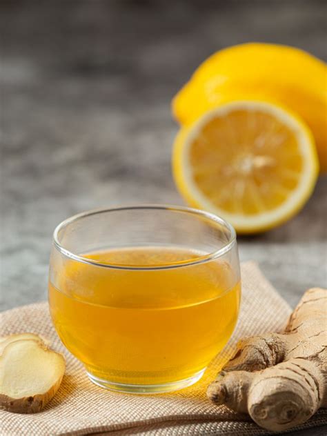 Un pahar cu apă, miere și lămâie