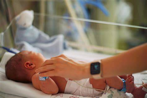 Infografic: Dr. Andreea Bordeianu și traseul carierei în neonatologie
