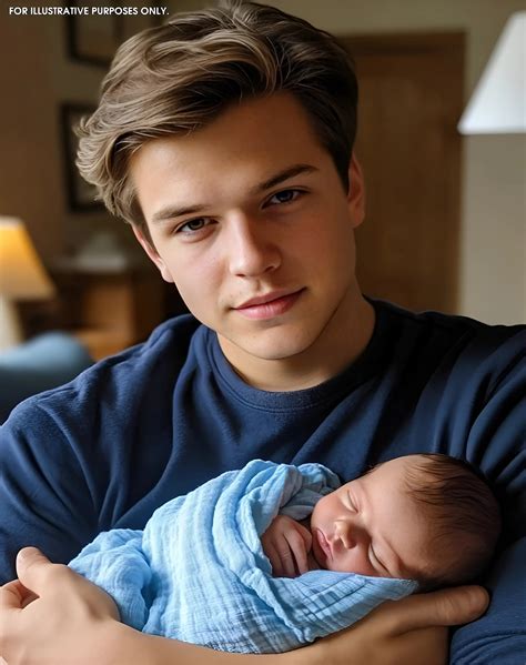 Mama ținând în brațe un nou-născut sănătos