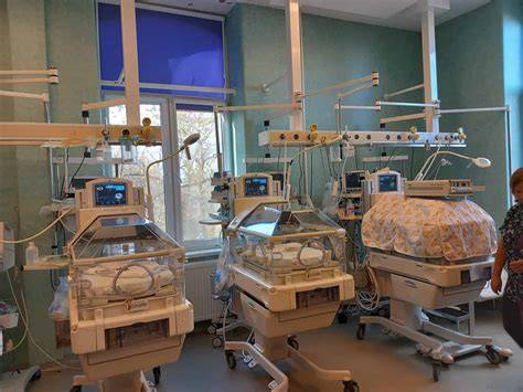 Imaginea unui incubator cu bebeluși prematuri în secția de Neonatologie