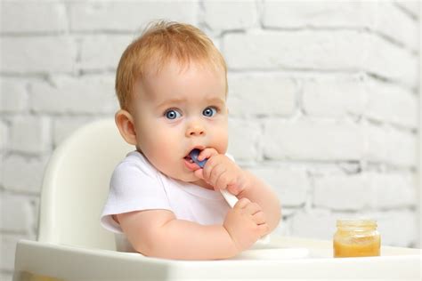 Bebeluș gustând piure dintr-o linguriță