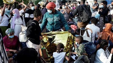 Femeie însărcinată aplicând cremă pe abdomen