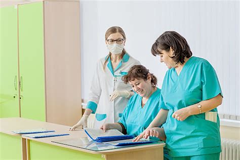 Asistente medicale lucrând