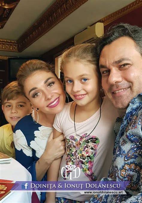 Imagine: Familia Antonia-Velea cu cei trei copii