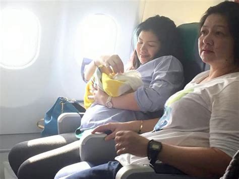 Femeie însărcinată în avion