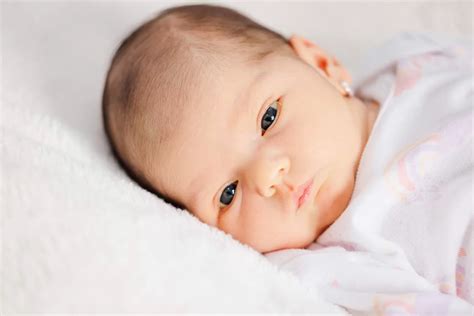 nou-nascut facand sunete