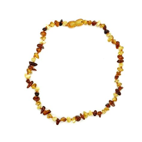 Bebeluș purtând un colier din chihlimbar