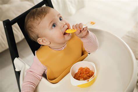 Acomodare practică la masă: veselă, bavete, scaun de masă, caniță