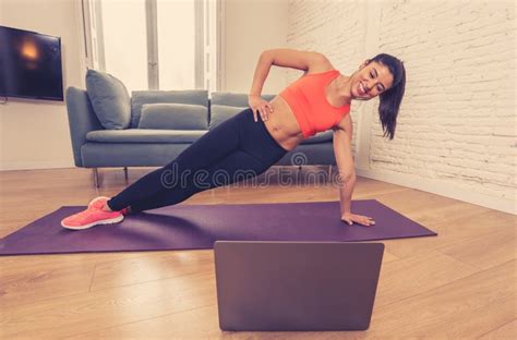 Femeie însărcinată făcând exerciții de Pilates