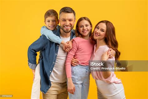 Fotografie cu familia Tonciu: mamă, tată și copii în decor contemporan