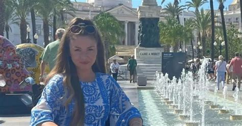 Mamă care alăptează nou-născutul după cezariană