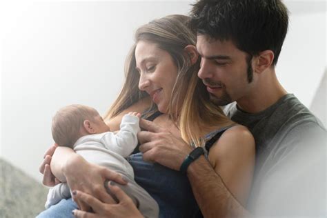 Femeie fericită care își planifică o sarcină