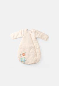 Bebeluș înfășurat într-un sac de dormit