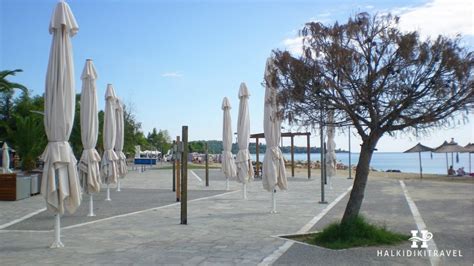 Copii bucurandu-se de plaja în Sithonia, Nikiti