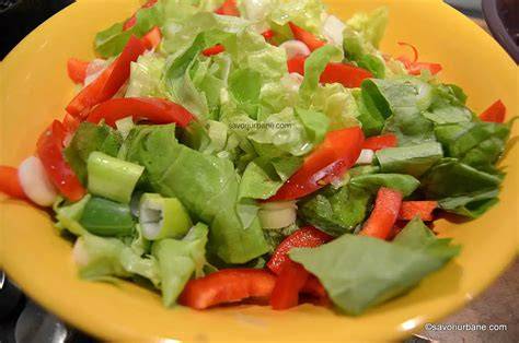 Usturoi verde in salata proaspata