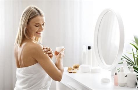 Femeie aplicând cremă hidratantă după epilare