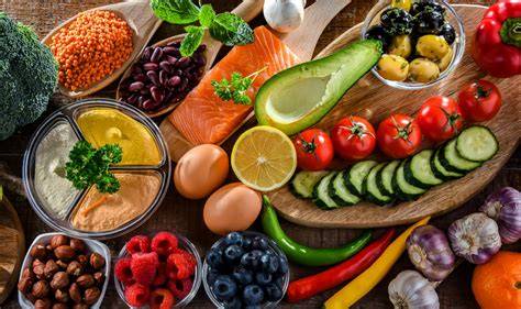 Plată cu alimente recomandate în sarcină: fructe, legume, cereale integrale, lactate