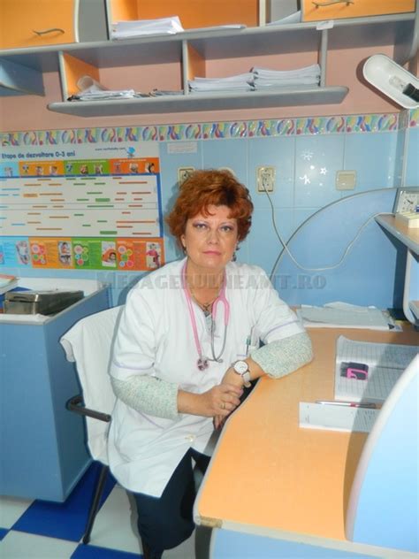 Fotografie cu dr. Suzana Constantinescu zâmbind