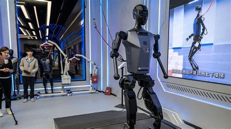 Robot umanoid cu uter artificial