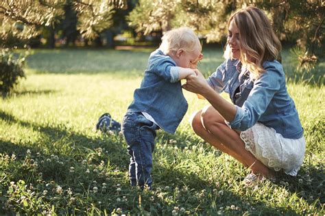 Copil care priveste un ecran cu obiecte colorate