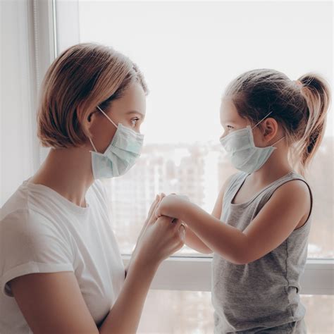 Copil zâmbind și interacționând cu părinții