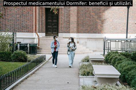 părinți consultând prospectul medicamentului