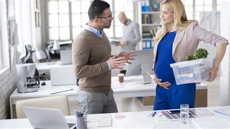 Femeie însărcinată anunțând angajatorul