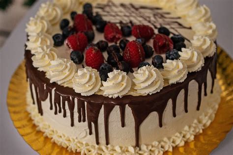 Imagine: Tort banana cu crema mascarpone si fructe, realizat fara zahar