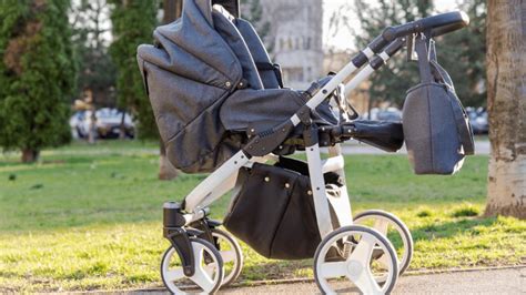 mamă plimbând bebelușul în cărucior