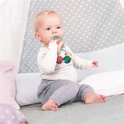 Copil cu jucărie de dentiție