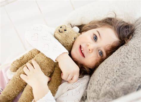 Proiect decorativ din haine de bebe transformate in jucarii