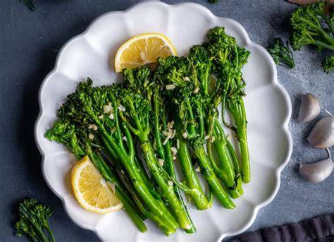 Broccoli și dovlecel: inflorescențe bine fierte, textură potrivită pentru bebeluși
