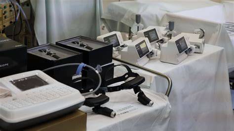 Imaginea unei secții pediatrice moderne, cu echipamente și personal medical.
