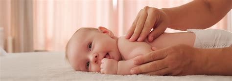 Bebelus bucurandu-se de masaj