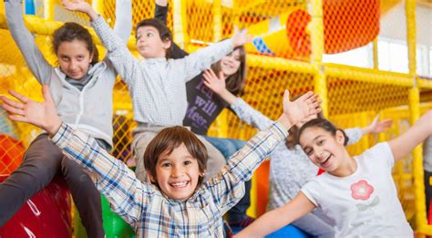 Copil care se joacă într-un cort de joacă