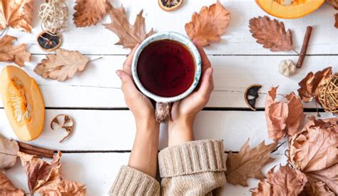 Persoană relaxată bând ceai