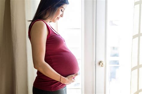 Femeie însărcinată făcând mișcare