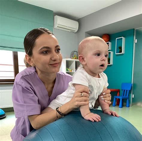 Bebelus care isi ridica capul in pozitia pe burtica