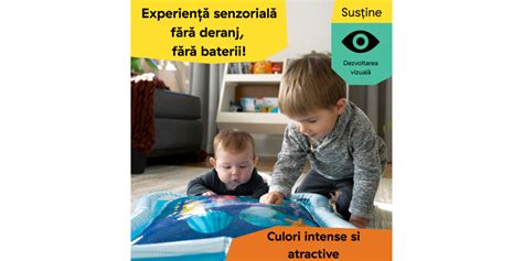 Copil care se joaca pe burtica pentru a-si intari muschii