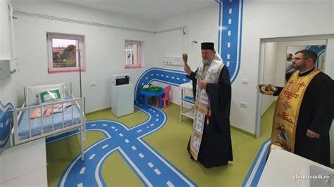 Imagine: Sala de Pediatrie cu paturi individuale, spațiu de joacă și echipamente moderne