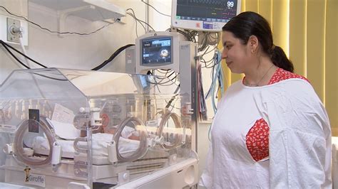 Copii prematuri în incubatoare