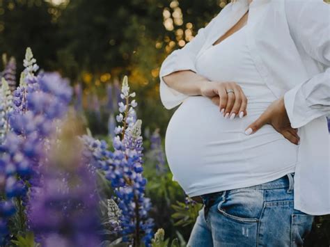 Femeie însărcinată înotând