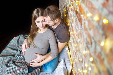 Imagine: familie care se conectează cu bebelușul în timpul sarcinii