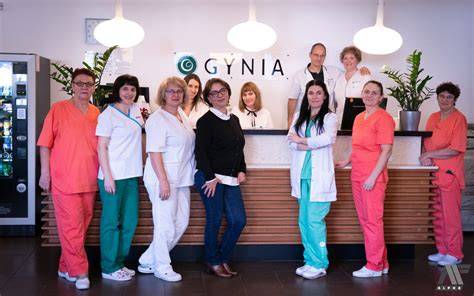 Infografic: structura clinicii GYNIA Cluj (3 unități, ambulatoriu, maternitate, bloc operator)