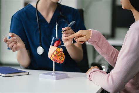 Inimă stilizată cu semne de pediatrie