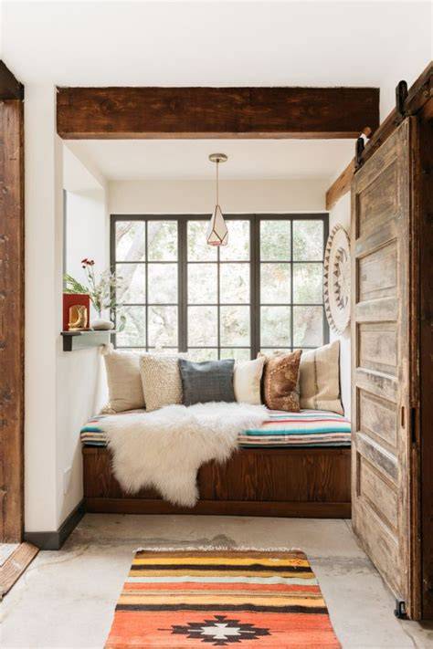 Interiorul studioul Magda Constantin, decor rustic si mobilier confortabil