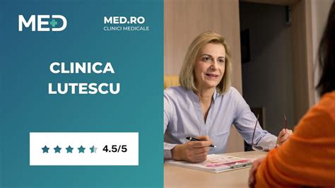 Doctor ginecolog examinând o pacientă